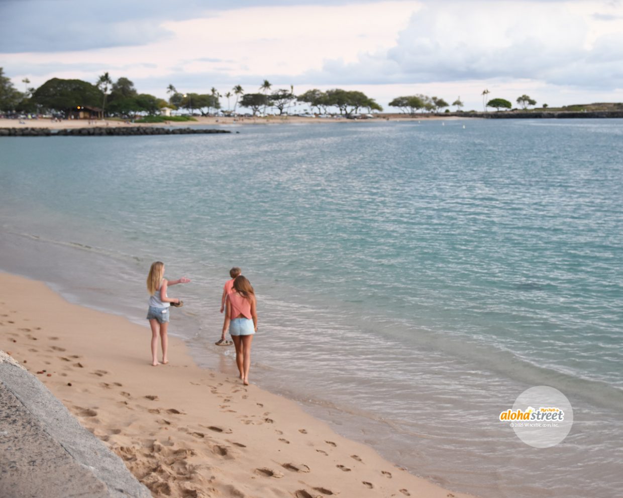 1日の終わりはローカルビーチで