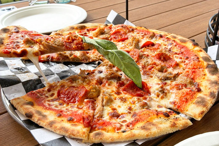 海のそばで楽しむ、本格ウッドファイヤーピザ🍕