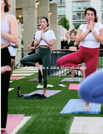 ルーフトップで特別なヨガ体験🧘‍♀️サンセット×生演奏の贅沢セッション開催🎶