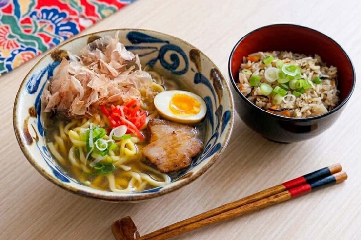 ワイキキに新スタイルの沖縄そば店がオープン