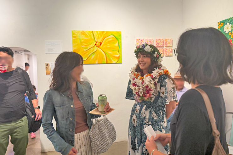 イベント参加者と触れ合うサーシャ