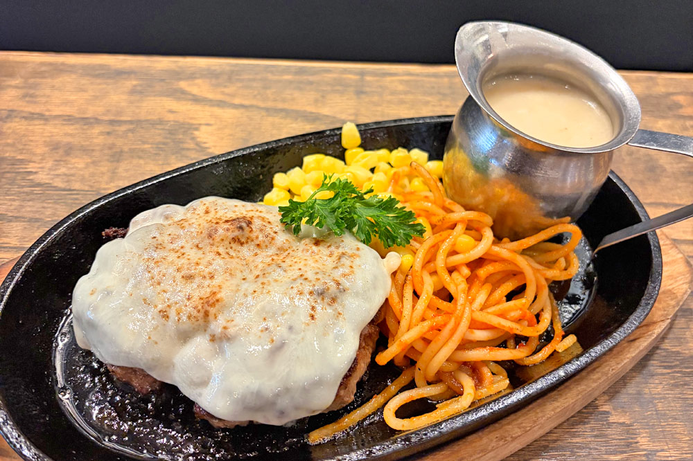 $18のハンバーグに$3ビール！つるとんたんの5月限定メニュー