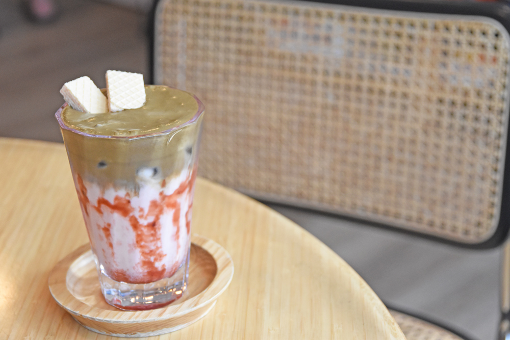 ハワイ ネココネコカフェ イチゴ・ほうじ茶ラテ