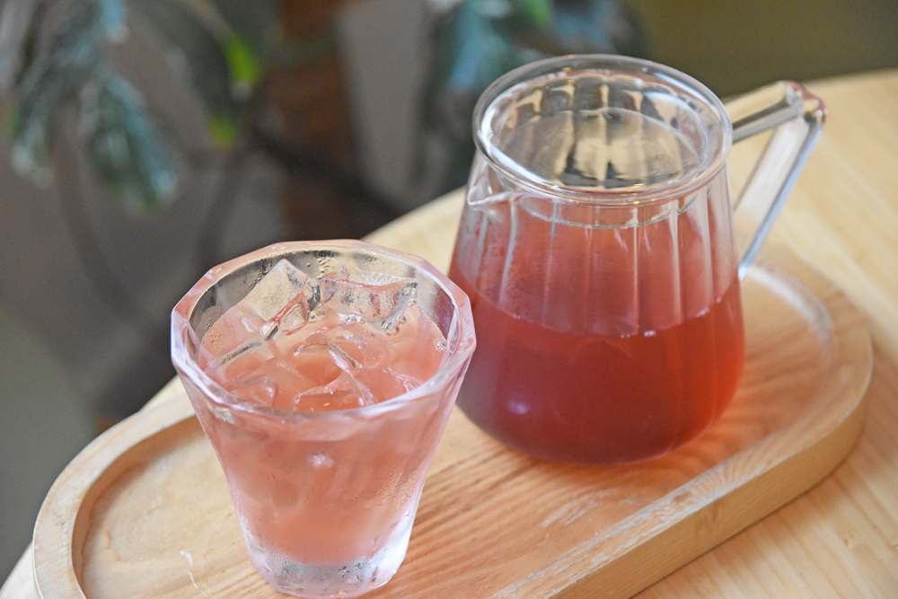ハワイ ネココネコカフェ 梅アイスティーウィズハイビスカス