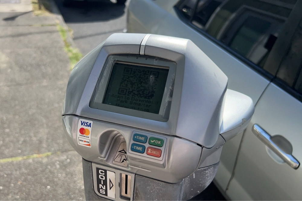 クレジットカードで支払い可能なパーキングメーター