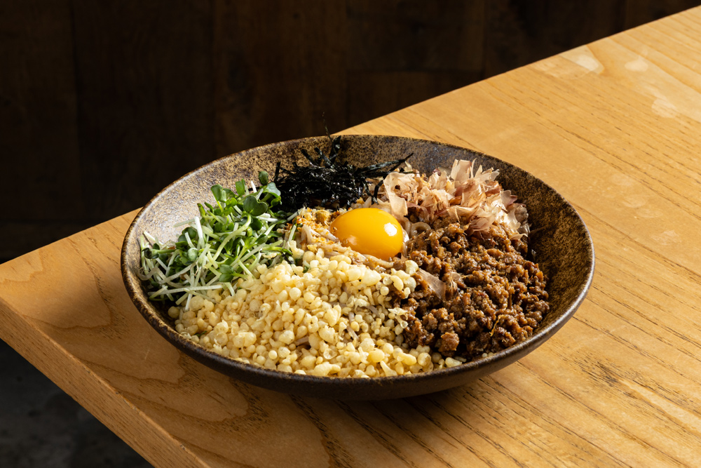 豚そぼろと自家製ラー油のハワイアンスパイスまぜ蕎麦（$21）