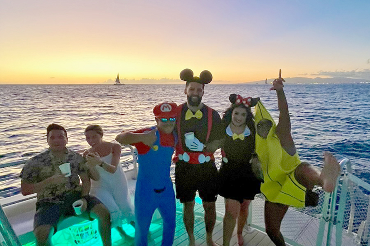 海上でハロウィン！ 仮装でドリンクがもう1杯無料
