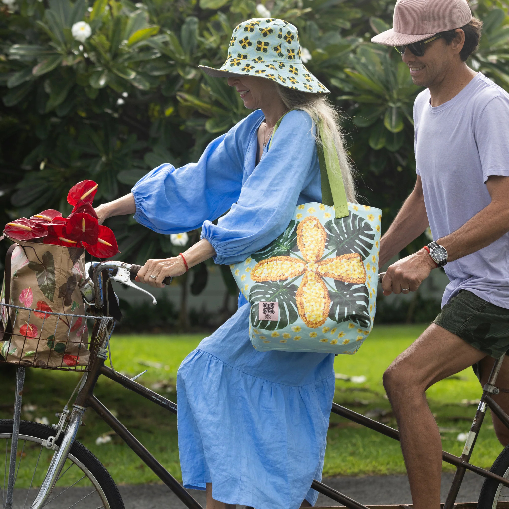 日本未上陸ブランドのハワイの植物をあしらったアートグッズ
大きめトートバッグとツバが広いバケットハット