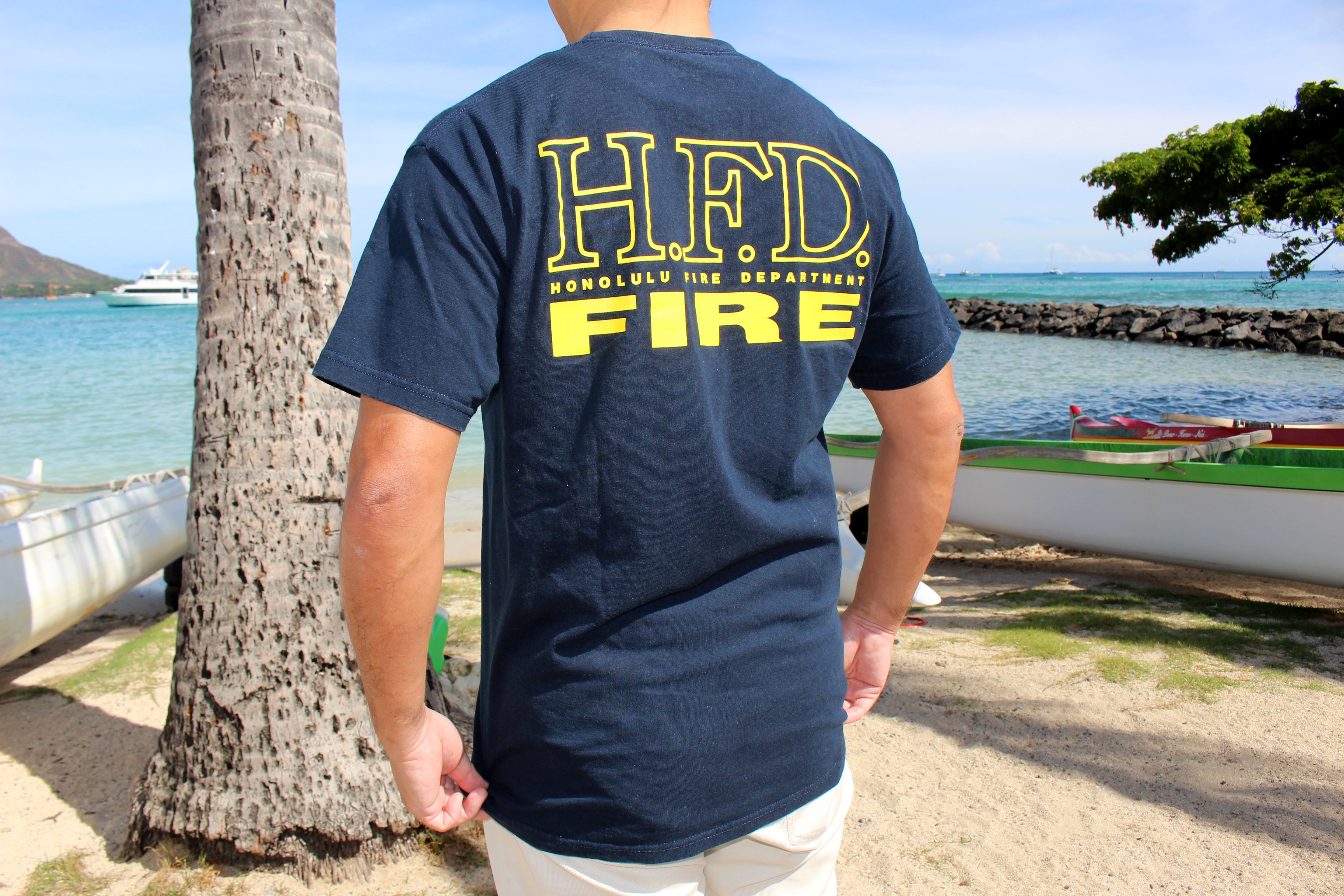 消防隊員のユニフォームTシャツをオマージュしたハワイ限定品